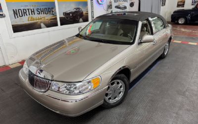 Photo of a 2000 Lincoln Town Car for sale