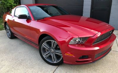 2013 Ford Mustang V6 Premium 2DR Fastback