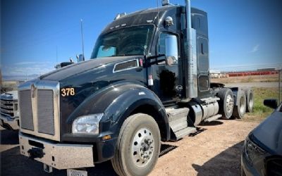 Photo of a 2022 Kenworth T880 Sleeper Semi Truck for sale