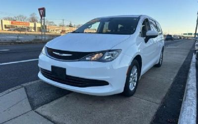 Photo of a 2017 Chrysler Pacifica Van for sale