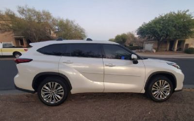 Photo of a 2023 Toyota Highlander Platinum for sale